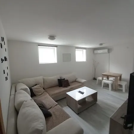 Apartman Mahalos מוסטר